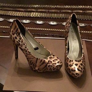 Wet Seal platform leopard/tiger heels SIZE 7